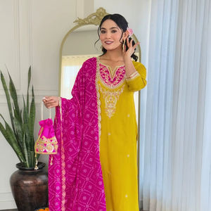 Conjunto de Kurta, Pantalón y Dupatta de Viscosa Pura con Bordado de Lentejuelas - Product Image 1