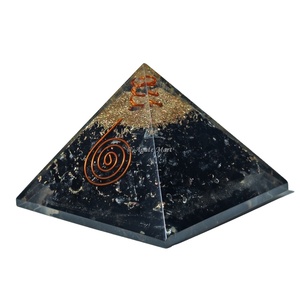Pyramide Orgone Tourmaline noire de qualité supérieure sculptée Agate guérison Reiki symbole amour Style mascotte pour la méditation décor à la maison - Product Image 1