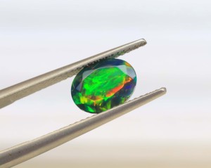 Opale noire éthiopienne attrayante - Pierre précieuse de 7x5mm de forme ovale, taille facetée, opale noire à jeu de feux arc-en-ciel - Product Image 5