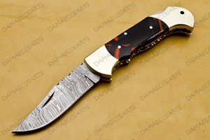 Couteau utilitaire pliant artisanal en acier Damas OEM avec manche composite noir et rouge, embouts en acier et design compact pour la poche - Product Image 2