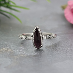 Anillo de Plata de Ley 925 con Granate, Corte Pera, Grabado Floral Vintage, Piedra de Nacimiento de Enero, para Mujer - Product Image 6
