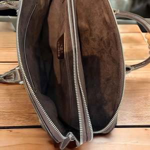 Maletín Unisex de Cuero Genuino en Azul Marino, Casual, Clásico, Lujoso, con Cierre de Cremallera Dorada, Hecho a Mano, Portátil y de Alta Calidad - Product Image 5