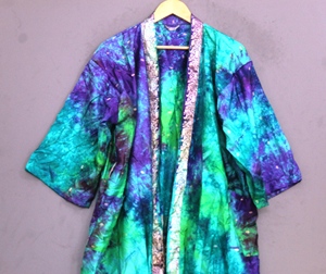 Robe en satin tie-dye pour femme, manches trois quarts, longueur genou, imprimé dégradé, douce, décontractée, vintage, col en V, pour l'été, avec cordon de serrage - Product Image 2