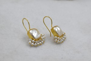 Pendientes colgantes de latón con perlas sintéticas, chapados en oro de 18 quilates, hechos a mano, joyería para mujer para uso diario. - Product Image 1