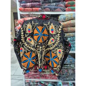 Chaqueta Reversible de Terciopelo Bordada Suzani para Mujer, Hecha a Mano, Estilo Boho Vintage, con Diseño Floral, Prenda Étnica para Festivales - Product Image 3