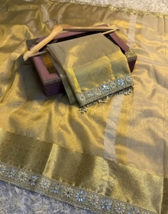 Sari de Tela Banarasi Tejida con Diseño KV (Dorado) - Product Image 4