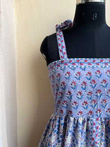 Vestido largo con estampado floral hecho a mano, cuello cuadrado, de algodón indio, largo maxi, con tirantes ajustables y sin mangas. - Product Image 3