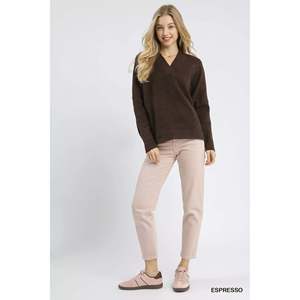 เสื้อสเวตเตอร์คอวีของผู้หญิงพร้อมขอบกว้าง - Product Image 1