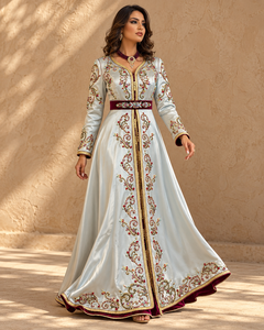 Elegante Caftán Marroquí Maxi Azul Plateado Bordado con Detalles de Piedras Multicolor en Borgoña y Dorado, Hecho a Mano, para Fiestas, Largo, Estilo Musulmán - Product Image 3