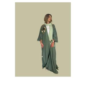 Abaya ouverte vert olive faite à la main, de haute qualité, au design unique et audacieux, en tissu fluide et doux pour femmes. - Product Image 3