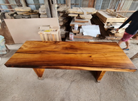 Meubles de salle à manger au design exotique avec des grumes et styles de bois variés, tables à manger en bois de Suar naturel avec bord brut