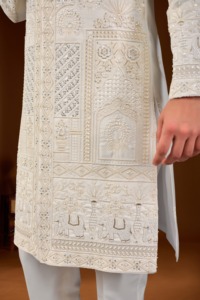 Traje Sherwani de Diseño Fauna Flora Ivory Divine Touch con Motivos de Pavo Real y Elefante en Relieve 3D y Cuentas Codificadas - Product Image 6