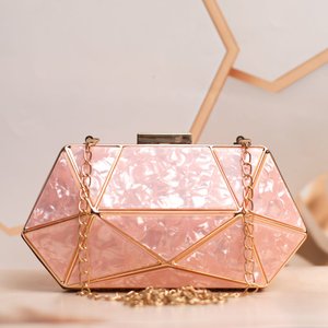 Pochette hexagonale en métal avec découpe en acrylique couleur pêche et finition pierre, élégante pour les soirées et occasions formelles pour femmes - Product Image 1