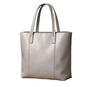 Ce sac fourre-tout en cuir gris, structuré et minimaliste, est probablement d'une marque comme HC Collection ou Hub bags. - Product Image 1