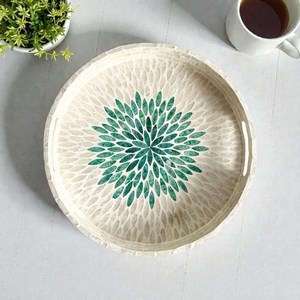 Bandeja Decorativa Ecológica Hecha a Mano Estilo Árabe con Borde de Nácar y Ratán, Incrustaciones de Concha, Material Natural, 12 Pulgadas - Product Image 2