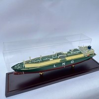 Modèle de navire marchand vietnamien en bois artisanal avec vitrine en plexiglas, poli et peint, objet de collection artistique pour table.
