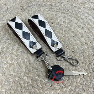 Nouveau porte-clés en cuir à carreaux personnalisé avec fermoir métallique, porte-clés de luxe, accessoires de voiture, parfait pour un usage quotidien - Product Image 1