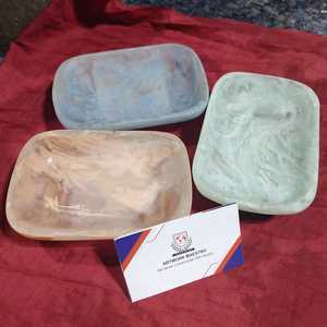 Ensemble de trois plateaux artisanaux en résine colorée, nouveau design, qualité supérieure, durables - fabriqués en Inde - Product Image 1