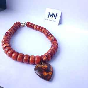 COLLAR DE RESINA CON CORAZÓN LARGO - Product Image 2