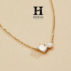 Collier Toi et Moi en or jaune 14 carats avec pendentif asymétrique à deux pierres, diamants taille émeraude et poire, bijoux en diamants de laboratoire - Product Image 6