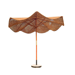 Parasol de plage en fibre de coco naturelle et poteaux en bois, bon prix, parasols en fibre de coco. - Product Image 1