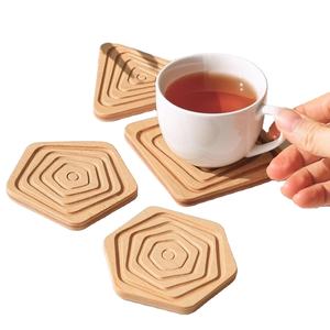Posavasos Redondo de Madera Natural con Diseño Floral Cortado a Láser para Tazas de Té y Café, Decoración de Mesa de Comedor y Cocina - Product Image 1