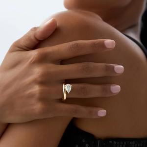 Elegante Anillo de Compromiso de Diamante Cultivado en Laboratorio con Corte Pera de 1.5 Quilates, Diseño Solitario Moderno en Oro de 14K - Product Image 4