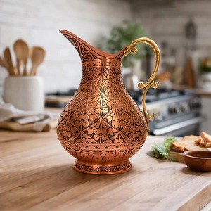 Carafe à eau en cuivre orientale avec gravure florale, pichet en métal durable pour boissons, idéal pour offrir - Product Image 1