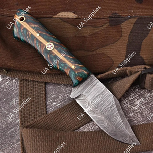 มีดใบตายเหล็กดามัสกัสแท้เกรดอุตสาหกรรมคมกริบ ด้ามเรซิ่นรูปทรงกรวยสน พร้อมปลอกหนังอเนกประสงค์ รับผลิตแบบ OEM/ODM - Product Image 2