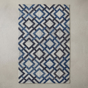 Alfombra Geométrica de Lana Color Azul Índigo y Marfil, Ecológica, Antideslizante, Hecha a Mano con Diseño de Rejilla Entrelazada para Sala de Estar u Hotel - Product Image 1
