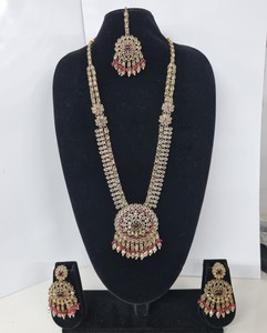 Parure de mariée florale 3 pièces luxueuse avec pendentif soleil mandala, collier long plaqué or antique Rani Haar et perles Kundan - Product Image 3