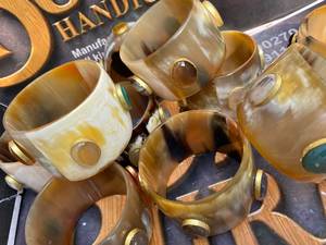 Brazaletes de Cuerno Redondos, Cuerno de Búfalo Natural Pulido, Artículo de Colección Artístico - Product Image 2