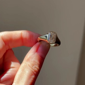 Anillo de compromiso con diamante cultivado en laboratorio de 3.00 quilates con corte cojín, engaste tipo bisel, oro amarillo de 14K, certificado IGI, anillo de promesa - Product Image 2