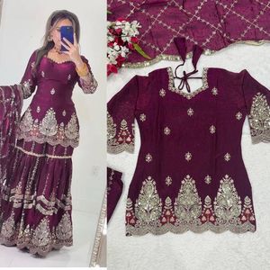 Ensemble Sharara brodé à sequins 5 mm Heavy Crush avec haut, sharara et dupatta entièrement cousus, doublure intérieure en micro-coton, design de créateur - Product Image 4