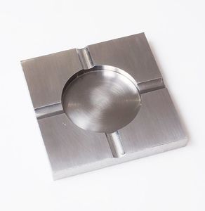 Cendrier moderne en métal, au design élégant et durable, idéal pour une utilisation en intérieur et en extérieur. - Product Image 2