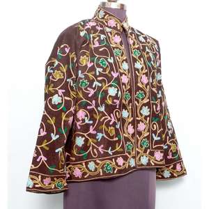 เสื้อแจ็คเก็ตฤดูหนาวสไตล์โบฮีเมียนสำหรับผู้หญิง งานฝีมือปักลายดอกไม้ ผ้าเนื้อนุ่มสีครีม งานเย็บปักถักร้อยหลากสีสันลายดอกไม้ - Product Image 4