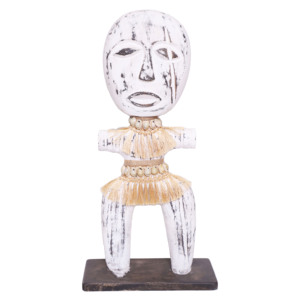 Ensemble de figurines tribales géométriques abstraites en bois sculpté à la main avec perles en fibre de raphia |   Ensemble 3 pièces moderne du milieu du siècle, blanc cassé vieilli - Product Image 4