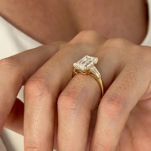 Elegante Anillo de Oro Amarillo de 18k con Tres Piedras de Diamante Cultivado en Laboratorio de 5 Quilates con Corte Esmeralda para Compromiso y Boda de Mujer, Certificado por IGI - Product Image 5