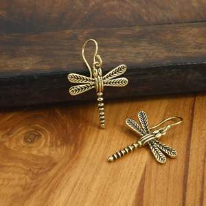 Pendientes Colgantes de Libélula Hechos a Mano en Latón |   Pendientes de Joyería Bohemia Chapados en Oro Antiguo al por Mayor, Hechos por Artesanos de Jaipur para Mujer - Product Image 1