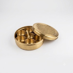 Caja de especias de latón puro con tapa grabada y cuchara, tradicional Masala Dabba indio para almacenamiento en la cocina, 7 compartimentos extraíbles de calidad alimentaria. - Product Image 1