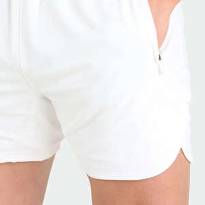 กางเกงขาสั้นลำลองผู้ชายผ้าวอร์สเตดแบบมีเชือกผูกเอว พิมพ์ลายโลโก้ด้านหน้า มีกระเป๋า กันยับ ปิดด้วยเชือกผูก ลายเรียบ - Product Image 4