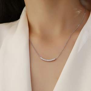 Collar de Oro Blanco con Barra de Diamantes Curvada – Colgante Horizontal de Diamantes con Corte Brillante Redondo – Joyería Minimalista con Diamantes - Product Image 1