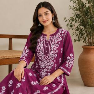 Ensemble ethnique floral exclusif pour femme : Kurti droit violet brodé à la main style Chikankari et palazzo assorti - Product Image 2