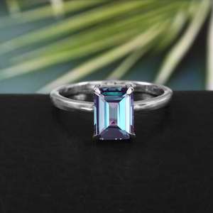 Anillo de Compromiso de Plata de Ley con Alejandrita que Cambia de Color, Certificado IGI, Corte Esmeralda Art Deco, Joyería Hecha a Mano, Regalo para Ella - Product Image 1