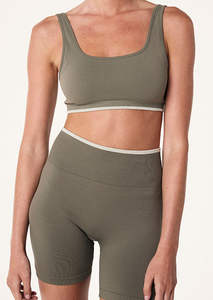 Conjunto de yoga corto para mujer hecho a medida con impresión de logotipo, tela transpirable para marcas de ropa deportiva, conjunto de 2 piezas para mujer - Product Image 3