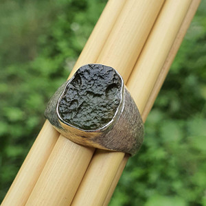 Anillo de moldavita original en bruto, anillo de Plata de Ley 925 para hombre, banda ancha clásica texturizada, raro encontrar piedras preciosas en bruto, proveedor mayorista - Product Image 4