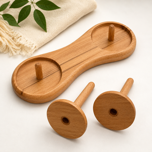 Support pour deux pelotes de laine |   Tourne-fil en bois de hêtre naturel avec 2 broches rotatives |   Organisateur de fil à tricoter et à crocheter - Product Image 4