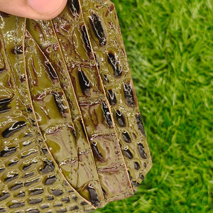 Porte-cartes en cuir de vachette véritable vert pour homme, fabriqué avec un étui fin et minimaliste pour cartes de crédit, aspect texturé gaufré, look exécutif - Product Image 4