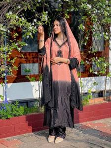 Ensemble Kurti élégant de créateur – Haut en soie crêpe avec pantalon et dupatta en georgette - Product Image 4