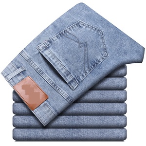 Jeans décontractés bleus en denim délavé coupe droite classique respirant pour hommes, tissu personnalisé, style streetwear, vente en gros - Product Image 2